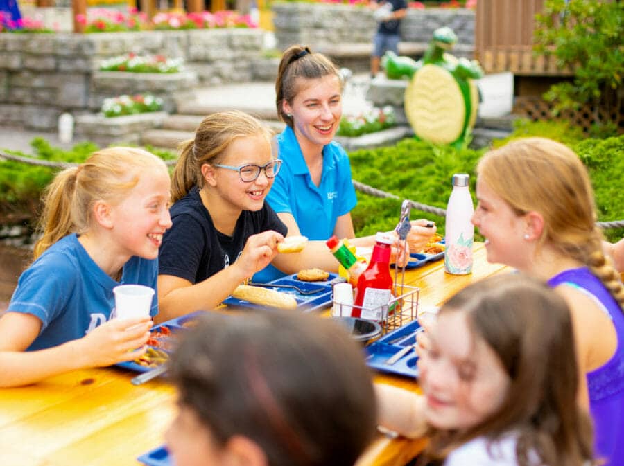 girls eating lunch